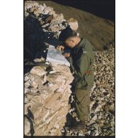 [Utilisation d'un mortier de 81, examen de carte par le sous-lieutenant Wdowick].