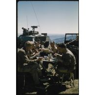 [Casse-croute en opération au 12e RD, vers Dominique-Luciani].