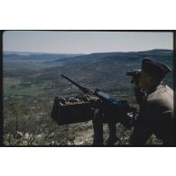 [Le lieutenant de Menthon du 12e RD participe au bouclage d'une zone derrière sa Browning 12,7 mm].