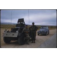 Escorte au départ : sous-lieutenant Artur et Lestra. [légende d'origine]