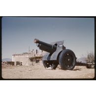[Installation à Mékalis, un canon (Schneider 155mm CS court) appartenant à une unité d'artillerie coloniale, prédécesseurs dans le secteur].