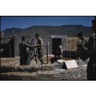 Tir au 120 : Guglienuetti, Delorme, Morin, Bollinc à Mékalis, avril 1959. [légende d'origine]