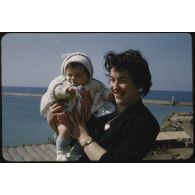 [Tourisme en Algérie, portrait d'une femme et son enfant].
