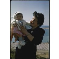[Tourisme en Algérie, portrait d'une femme et son enfant].