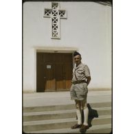 Capitaine Mayaud, curé d'Orléanville par intérim devant son église, le 19 septembre 1957. [légende d'origine]