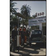 [Tourisme en Algérie, la 2CV de Claude Roudeau à la pompe à essence, septembre 1957].