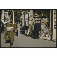 [A Alger, un ancien combattant devant un kiosque à journaux, avril-mai 1959].
