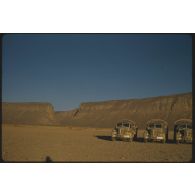 [Camions dans le désert].