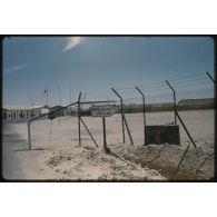 [Grilles à l'entrée d'un camp militaire].