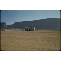 [Petit bâtiment dans un paysage désertique].
