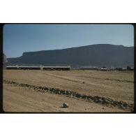 [Installations de la 2e Compagnie Automobile Saharienne de Transport (CAST) dans le désert saharien].