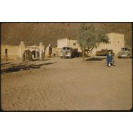 [Un groupe de soldats de la 2e Compagnie Automobile Saharienne de Transport (CAST) à l'entrée d'un village saharien].