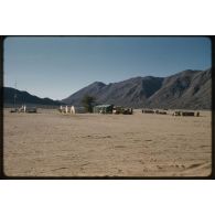 [Campement dans le désert saharien].