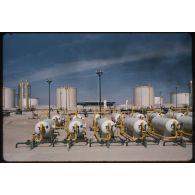 Sahara, puits de pétrole, Buldozer. [légende d'origine]