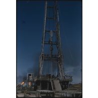 Sahara, puits de pétrole, Buldozer. [légende d'origine]