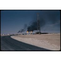 Sahara, puits de pétrole, Buldozer. [légende d'origine]