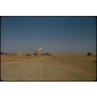 Sahara, puits de pétrole, Buldozer. [légende d'origine]