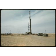 Sahara, puits de pétrole, Buldozer. [légende d'origine]