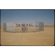 Sahara, puits de pétrole, Buldozer. [légende d'origine]