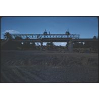 Sahara, puits de pétrole, Buldozer. [légende d'origine]