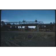 Sahara, puits de pétrole, Buldozer. [légende d'origine]