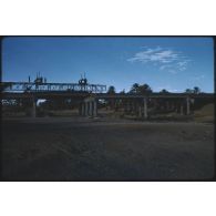 Sahara, puits de pétrole, Buldozer. [légende d'origine]