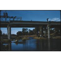 Sahara, puits de pétrole, Buldozer. [légende d'origine]