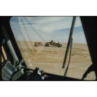 Sahara, puits de pétrole, Buldozer. [légende d'origine]