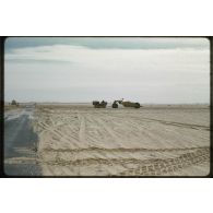 Sahara, puits de pétrole, Buldozer. [légende d'origine]