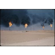 Sahara, puits de pétrole, Buldozer. [légende d'origine]