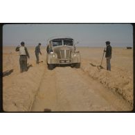 [Un camion Berliet ensablé dans le Sahara algérien].