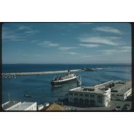 [Un paquebot dans le port d'Alger].