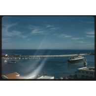 [Un paquebot dans le port d'Alger].