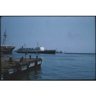 [Paquebot dans le port d'Alger].