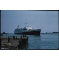 [Paquebot dans le port d'Alger].