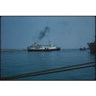 [Paquebot dans le port d'Alger].