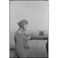 Des artilleurs de la FlaK (Luftwaffe) autour d'un télémètre de la Kommandogerät 36.