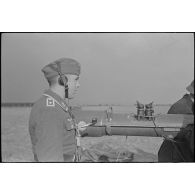 Des artilleurs de la FlaK (Luftwaffe) autour d'un télémètre de la Kommandogerät 36.