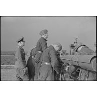 Des artilleurs de la FlaK (Luftwaffe) autour d'un télémètre de la Kommandogerät 36.