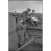 Ouverture d'un colis et dégustation de son contenu.