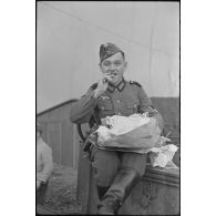 Ouverture d'un colis et dégustation de son contenu.