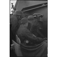 Au sein d'une batterie de 8,8 cm FLaK, des artilleurs de l'armée de l'air allemande derrière un radar Wurzburg.