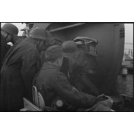 Au sein d'une batterie de 8,8 cm FLaK, des artilleurs de l'armée de l'air allemande derrière un radar Wurzburg.