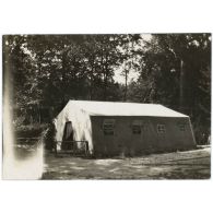 Tente popote des officiers N. 79 et N. 153 à Bonneuil. [légende d'origine]