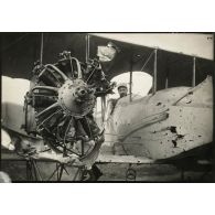 Avion français touché par l’ennemi, qui est rentré. [légende d'origine.