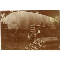 [Saucisse à terre avec ses bombonnes d'hélium].