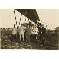 [Pilotes et observateurs devant un Maurice Farman. Lieutenant Luc-Pupat à droite].