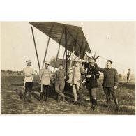 [Pilotes et observateurs devant un MF. Lieutenant Luc-Pupat à droite].