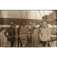 [Pilotes et observateurs devant un Maurice Farman].