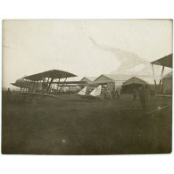 Quelques hangars du camp. [légende d'origine]